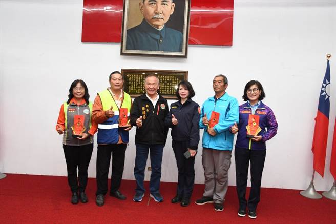 苗栗县长徐耀昌在苗栗县警局今年最后一次月会上颁奖表扬绩优社区。（苗栗县警局提供／谢明俊苗栗传真）