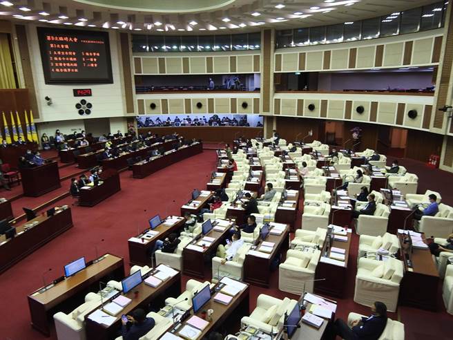 台北市副市长黄珊珊下午至议会表示，因中央未授权，因此无法证实足迹。（张薷摄）