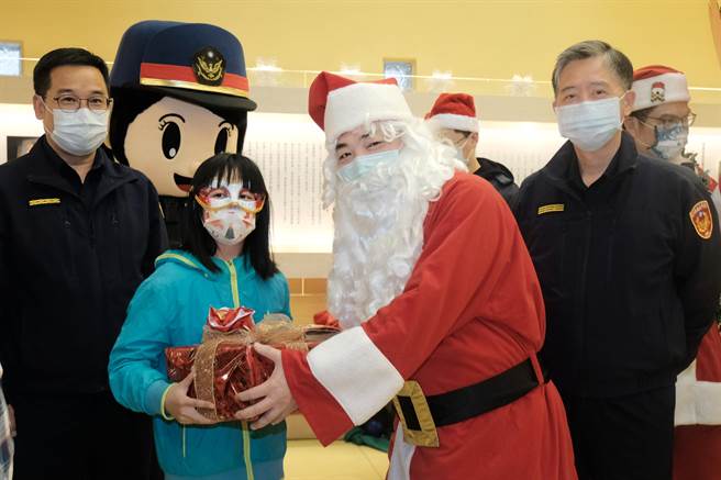 副县长陈见贤扮圣诞老人，到德兰中心发给院生心愿礼物。（罗浚滨摄）
