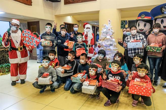 德兰儿童中心37名院生写下「心愿卡」后都获得心愿礼物。（罗浚滨摄）