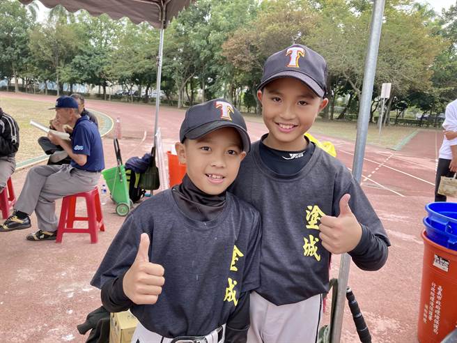 涂城国小2名投手钟士旻、洪宇飞联手封锁对手，率队闯进低年级组冠军战。（邓心瑜摄）