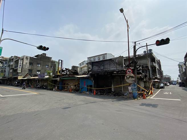 山脚市场因车祸撞击引发火灾，事发半年，公所顾及公共安全及整洁市容决定进场拆除清理，但受害摊商强力反对，希望保存证据，先做灾损鑑定，以利后续求偿。（巫静婷摄）