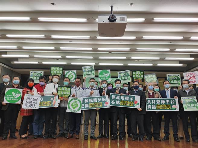 教育部长潘文忠今日下午在教育部举行记者会，邀请桃园市、连江县、屏东县等各县市教育局处主管、校园团膳业者以及学校代表出席，表达国中小学童使用的都将是国产优良肉品。（李侑珊摄）