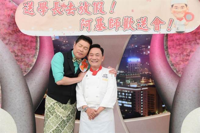 阿基师（右）与曾国城在《型男大主厨》合作多年。（三立提供）