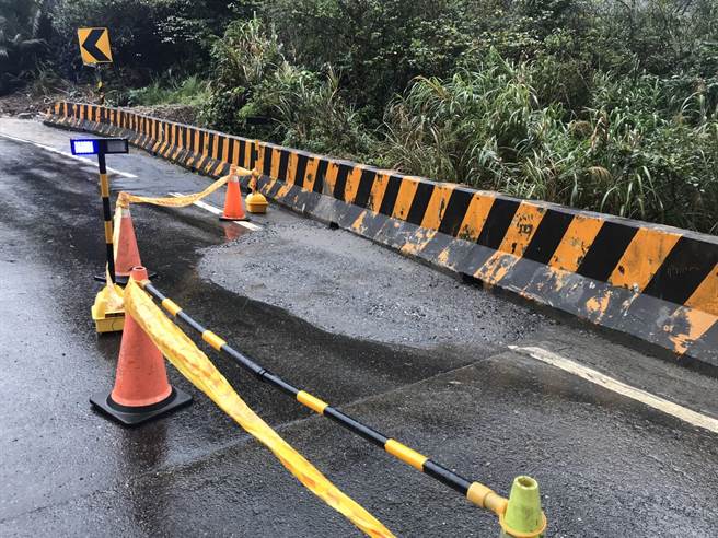 安乐区2公尺深坑洞使用混拟土填补，仍需时间等待强固。（陈彩玲摄）