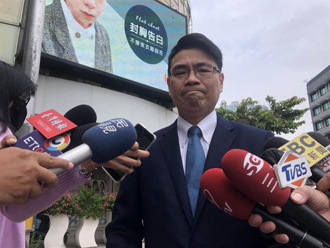 宅男女神郑家纯（鸡排妹）23日在脸书发文控诉元和雅医美整形集团，称她刚出道时诊所的抽脂手术把她的大腿「做坏了」，元和雅诊所委托律师出面回应，认为鸡排妹所述与事实不符，预计将于24日对她提告。（洪浩轩摄）