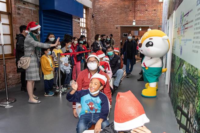 桃园轨道愿景馆因应耶诞佳节，23日举办「幸福轨道‧爱分享」活动，邀请社会局辅导的11个社福团体近50名学生参访。(蔡依珍摄)