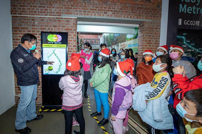 捷运工程局长陈文德亲自导览。(蔡依珍摄)