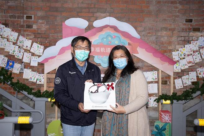 捷运工程局长陈文德亲自导览。(蔡依珍摄)