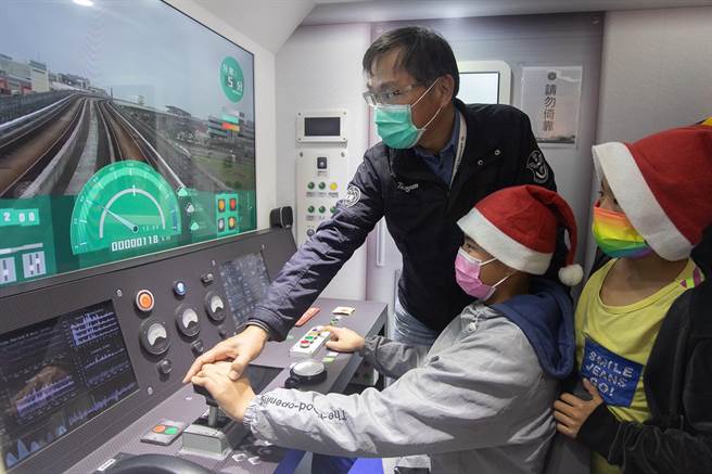 捷运工程局长陈文德亲自导览。(蔡依珍摄)