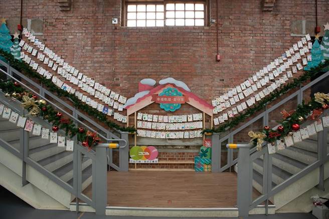 参观民眾的手作创意卡片就挂在有歷史特色的建筑红砖墙面上，成为今年馆内最巨幅的圣诞装置。(蔡依珍摄)