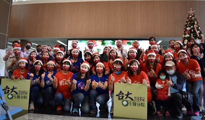 台大生医园区分院医护人员戴上医疗用的耶诞图案口罩，也为医院增添过节气氛。（院方提供／庄旻静新竹传真）