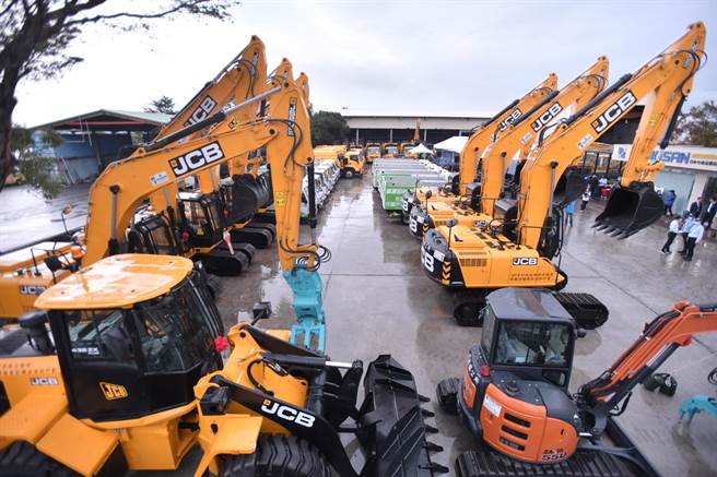 购置41辆资源回收车及轮式装载机等重型机具，是歷年来最多。（花莲县府提供／王志伟花莲传真）