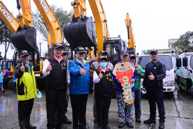  花莲县环保局向中央争取上亿元经费，特别购置挖土机等重型机具，县长徐榛蔚（前排右3）分别将车辆配发给各乡镇市公所。（王志伟摄）