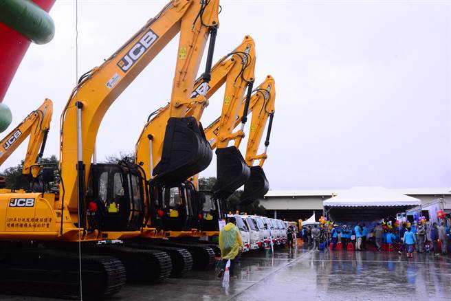 41部清洁车辆特种机具，为歷年之最，有资源回收车、垃圾车11辆、大型铲装机、挖土机等。（王志伟摄）