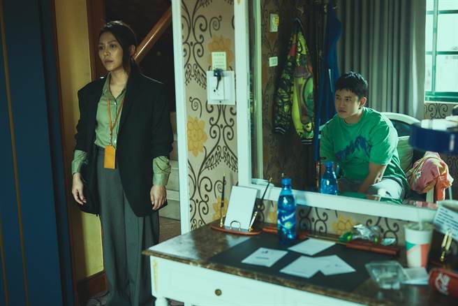 吴慷仁在片中吃定脸臭心善的艾怡良。（华纳兄弟提供）