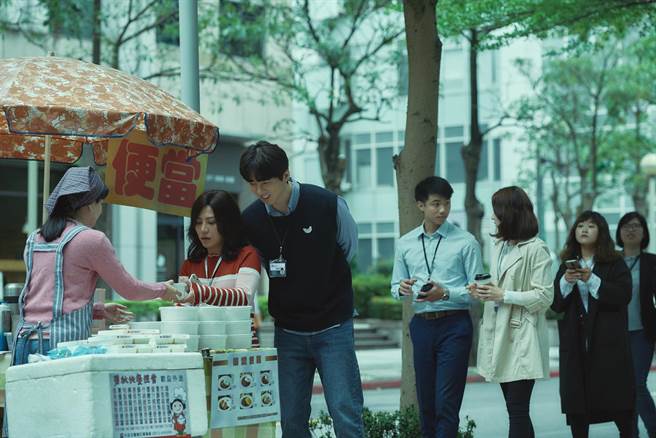 傅孟柏诠释的「不解风情理工男」让艾怡良无奈。（华纳兄弟提供）