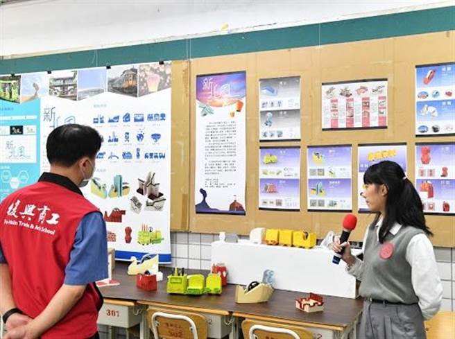 復兴商工毕业生设计低医疗耗材环保口罩。（復兴商工提供）