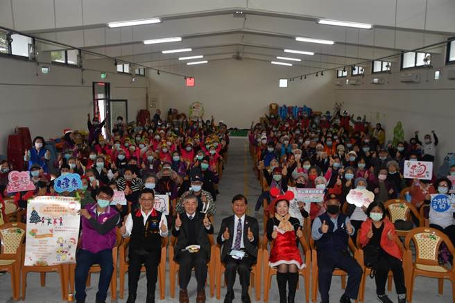 逾150位银髮族老大人，参与「乐活老人岁末同乐会 」活动，欢聚过圣诞。（吉安乡公所提供／罗亦晽花莲传真）