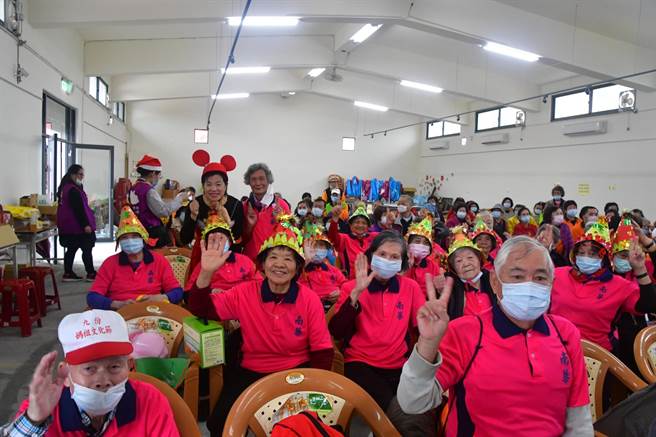 吉安乡长游淑贞扮演「圣诞公主」，分送长者糖果、饼乾，将关心与欢乐送到他们手中。（吉安乡公所提供／罗亦晽花莲传真）