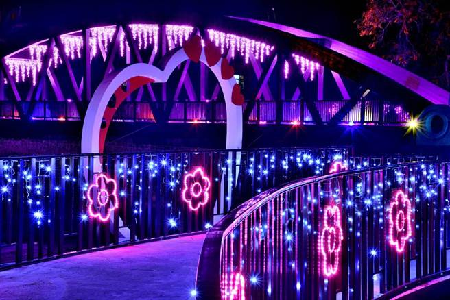 跨越食水嵙溪的情人木桥呈现浪漫唯美灯海。（石冈区公所提供／王文吉台中传真）