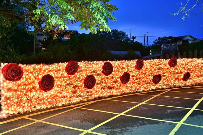 食水嵙溪石冈花漾艺术节布置真挚浪漫玫瑰花墙。（石冈区公所提供／王文吉台中传真）