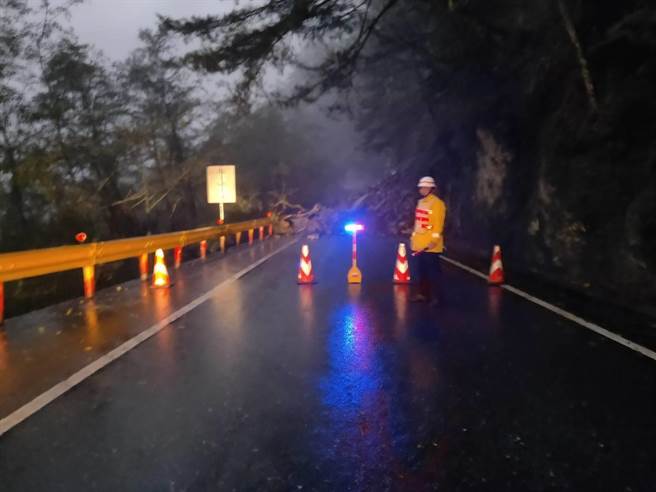 中横山区117.4k匡卢隧道附近，今下午传出道路坍方，大量土石从边坡滑落路面，到晚间才能通车。（公路总局提供／王志伟花莲传真）