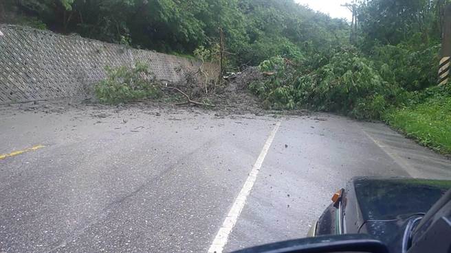 台11线34公里矶崎路段今中午也传出坍方，土石与树木从山坡滑落，交通一度受阻。（丰滨乡前代表林俊荣提供／罗亦晽花莲传真）