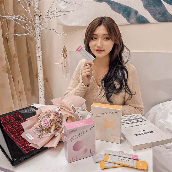 25岁社会新鲜人Una创业投入社群主销售一个月，工作之余可以帮自己增加业外收入，她觉得很开心。(图/业者提供)