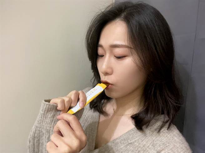 美日觉醒创业团队的Jenna分享：「”孅果有感冻”果冻口感Q弹好入口、帮助消化，自己都会随身放一包在包包里，随时补充膳食纤维。」。(图/业者提供)