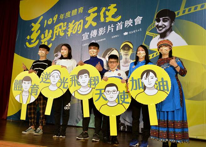 角力女将张禹萱（右二）克服生活的难题，努力在角力场闯出一片天。（体育署提供）