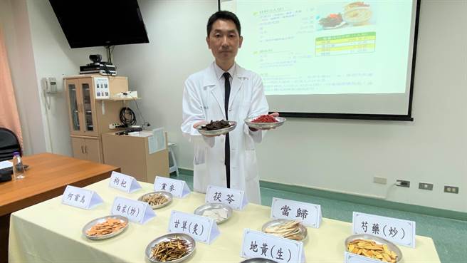 冬季是进补时节，但进补可得依照体质、选对方式，柳营奇美中医部医师李启光选用何首乌、枸杞子搭配四君子汤及四物汤，调配成「何首乌药膳包」，炖煮肌肉、排骨都很适合，美味、食疗兼具。（庄曜聪摄）