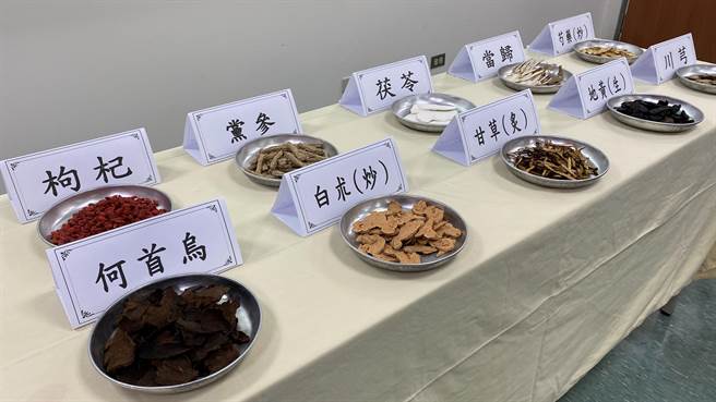 冬季是进补时节，但进补可得依照体质、选对方式，柳营奇美中医部医师李启光选用何首乌、枸杞子搭配四君子汤及四物汤，调配成「何首乌药膳包」，炖煮肌肉、排骨都很适合，美味、食疗兼具。（庄曜聪摄）