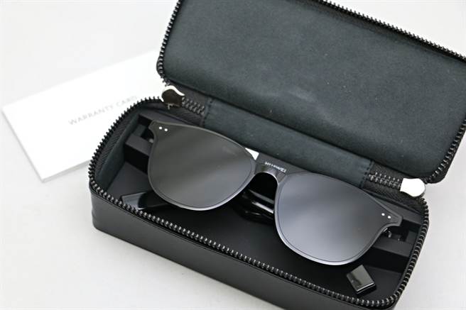 华为X GENTLE MONSTER Eyewear II智慧眼镜-SMART LANG款与用户手册。（黄慧雯摄）