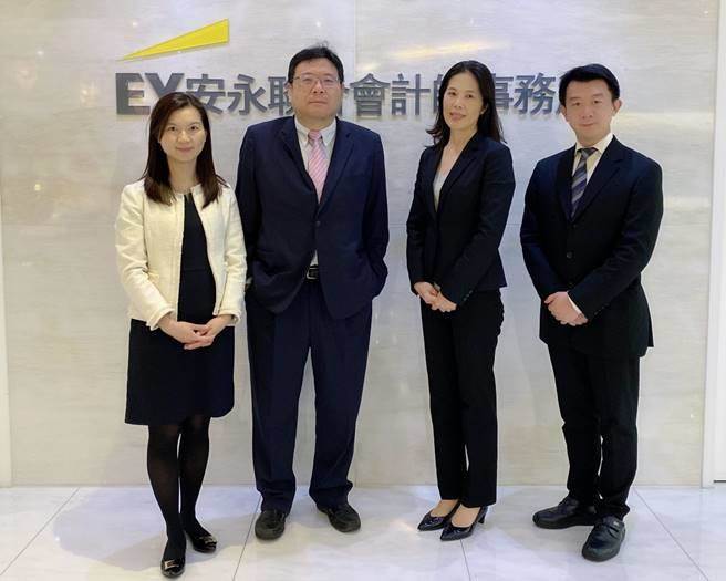 安永執業會計師吳雅君(左一)、中華經濟研究院區域發展研究中心主任劉大年(左二)、安永稅務服務部營運長劉惠雯(右一)、安永會計師林宜賢(右二)。圖／安永提供