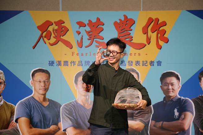 摄影师黄名毅自立成立「硬汉农作」品牌，合作伙伴不只有硬汉特质，产品皆具有市场竞争力。（黄名毅提供／吕妍庭嘉义传真）