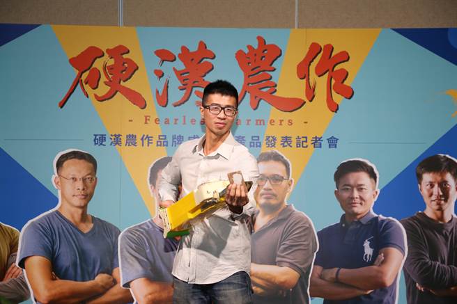摄影师黄名毅自立成立「硬汉农作」品牌，合作伙伴不只有硬汉特质，产品皆具有市场竞争力。（黄名毅提供／吕妍庭嘉义传真）