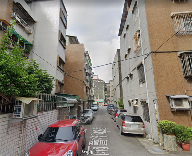 北市士林传坠楼 男子坠地民眾吓坏 命危送医抢救 （图／翻摄 google map）