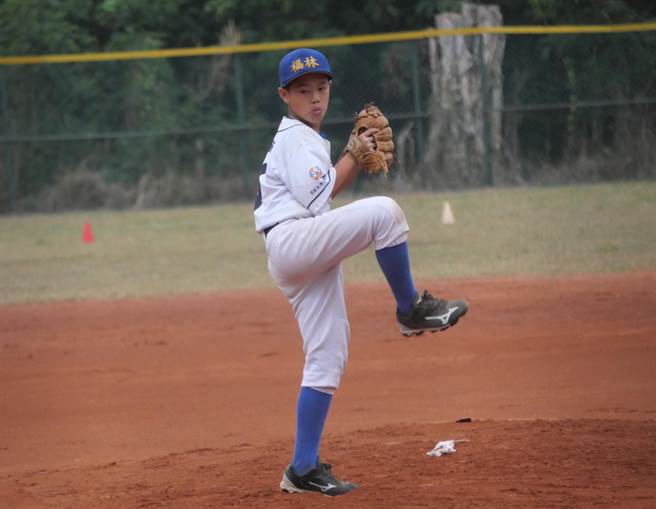 前职棒球星沈钰杰长子沈立宸代表福林白队出赛，不仅先发夺完封胜，还有双安、2盗垒，率队闯进4强。（大会提供）