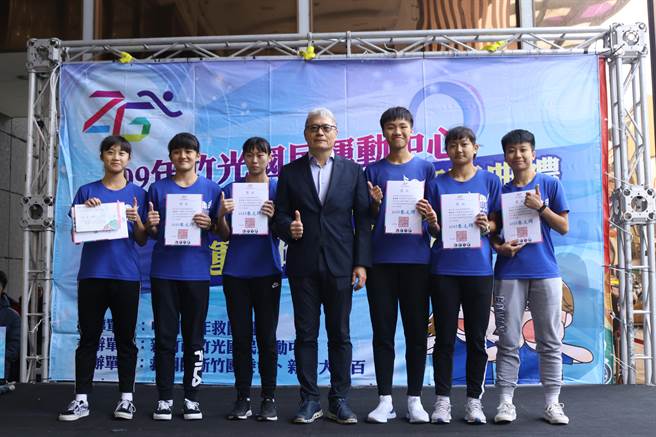 竹光运动中心主委朱文辉颁赠奖状表扬新竹高商女子篮球队第1名。（竹光运动中心提供／邱立雅竹市传真）