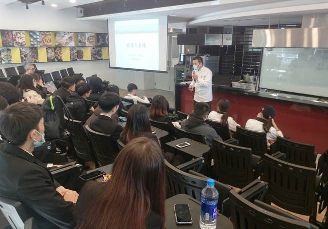 亞都麗緻大飯店行政主廚楊光宗與醒吾科大餐旅系學生分享大廚心得，首次透露32歲學廚藝前開過載砂石卡車。(醒吾科大提供)