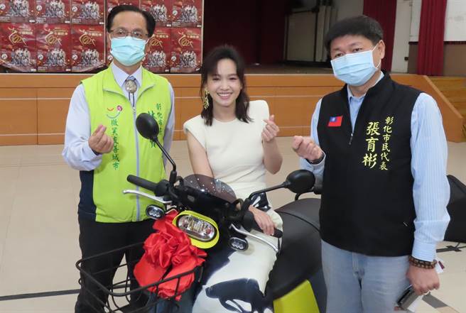 彰化市跨年晚会如期登场，23日神秘嘉宾严正岚（中）到彰化