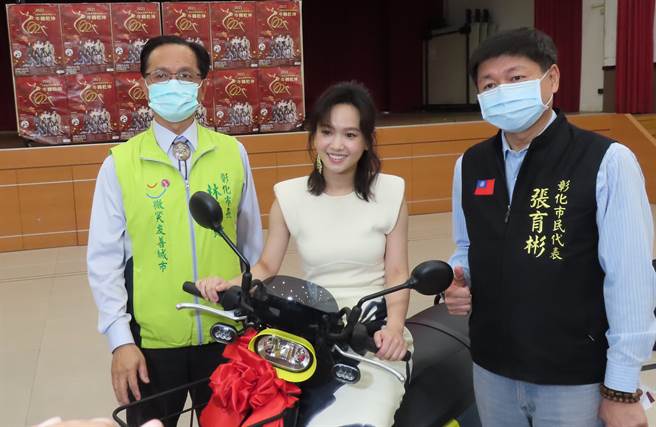 彰化市跨年晚会如期登场，23日神秘嘉宾严正岚（中）到彰化