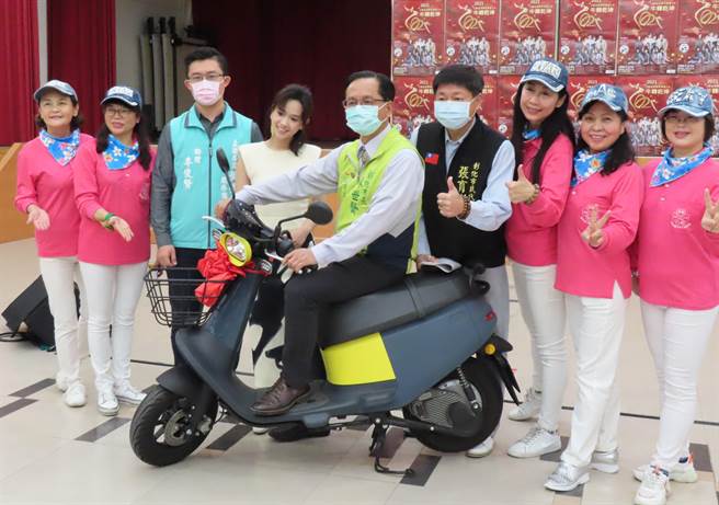 彰化市跨年晚会如期登场，23日市长林世贤预告精彩内容，今年还准备gogoro电动机车等摸彩大小奖品，一起嗨翻跨年夜，期待新的一年「牛转乾坤」。（吴敏菁摄）