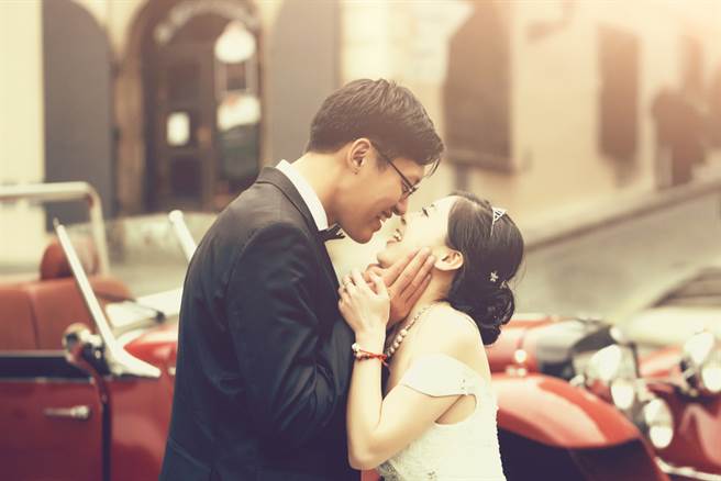 運勢命理網站「生肖運勢天天看」分享，生肖屬羊、馬、猴、狗、豬的男人有錢顧家​不花心，適合結婚。（示意圖／shutterstock）