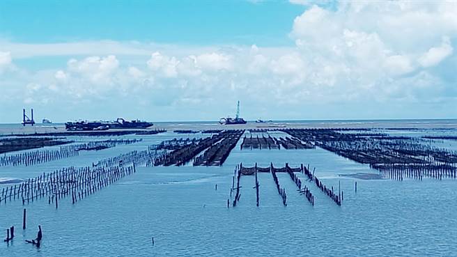 彰化县芳苑海域台电1期示范风场因疫情影响施工，预计明年7月才能完成21座风机的装设。（彰化县政府提供／吴敏菁彰化传真）