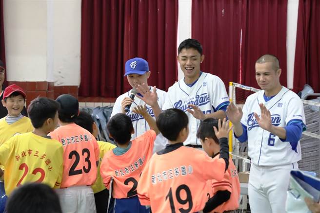 张正伟（右）连续两年参加「悍你上学趣」活动，图中为队友申皓玮。（富邦悍将提供／廖德修台北传真）