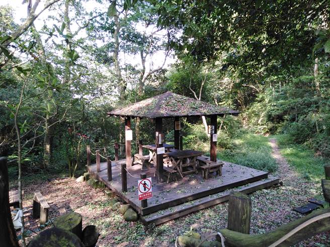 小晴在山頂的望幽亭說起她的「家庭革命」。（作者提供）
