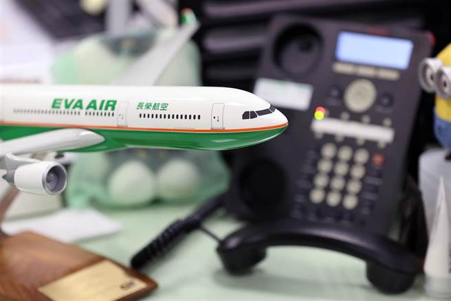 长荣航空的纽西兰籍机长因不遵守防疫规定，自己染疫还传染给3人，甚至不配合疫调。长荣航空23日发布新闻稿，不仅向第一线防疫人员、全体社会大眾致上最高歉意外，同时也在下午4时30分，以电话连线方式与染疫机师通话，召开纪律委员会并做出惩处。（陈麒全摄）