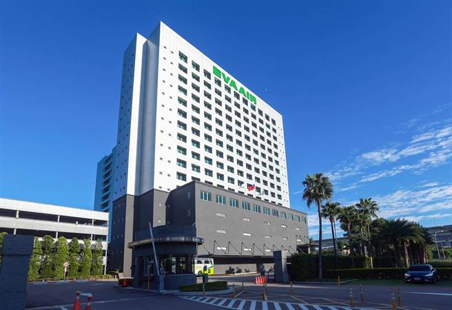 长荣航空的纽西兰籍机长因不遵守防疫规定，自己染疫还传染给3人，甚至不配合疫调。长荣航空23日发布新闻稿，不仅向第一线防疫人员、全体社会大眾致上最高歉意外，同时也在下午4时30分，以电话连线方式与染疫机师通话，召开纪律委员会并做出惩处。图为长荣航空南崁大楼。（陈麒全摄）